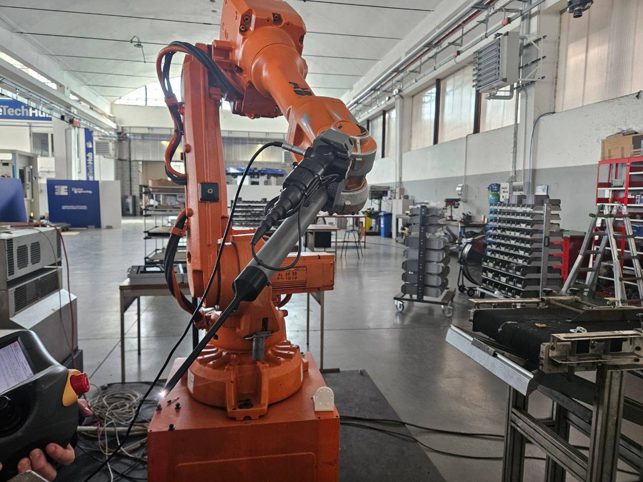 Un robot ABB in officina, durante la messa a punto