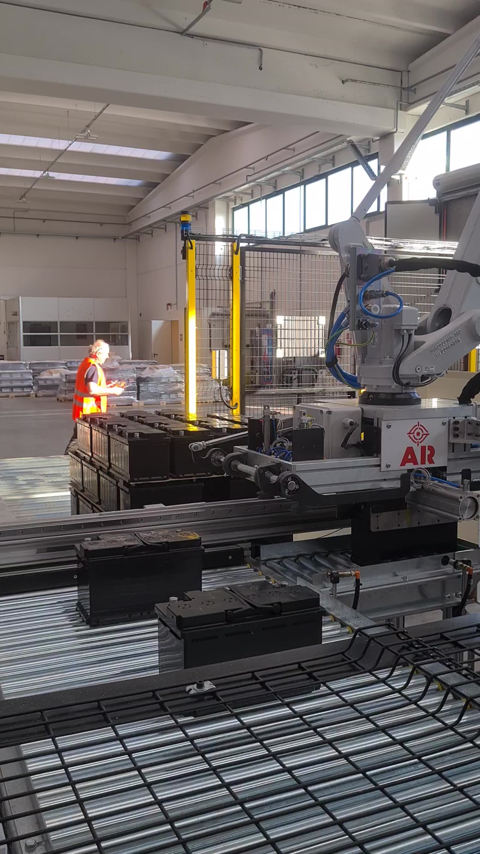 Palletizing cell with batteries